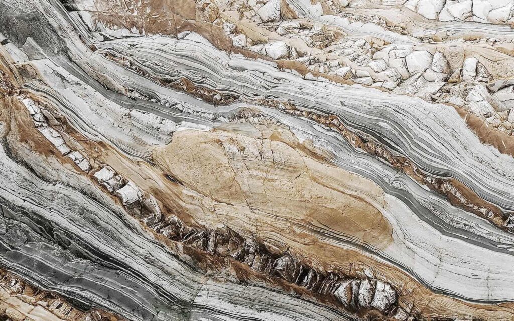 Striking patterns in natural stone Striking patterns in natural stone